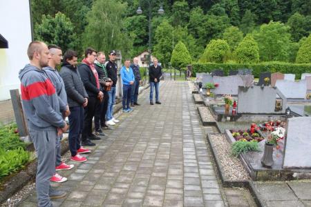 SM_domačini na pokopališču